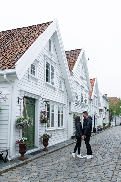 Pareja enamorada mirándose en una calle turística en Stavanger Noruega