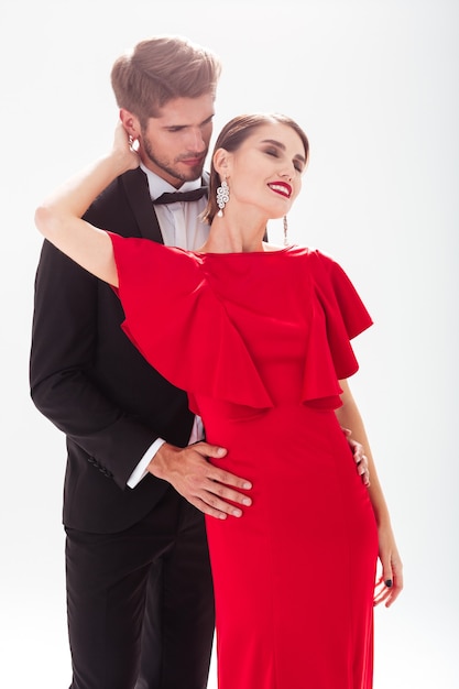 Pareja enamorada. mujeres en vestido rojo. hombre en traje