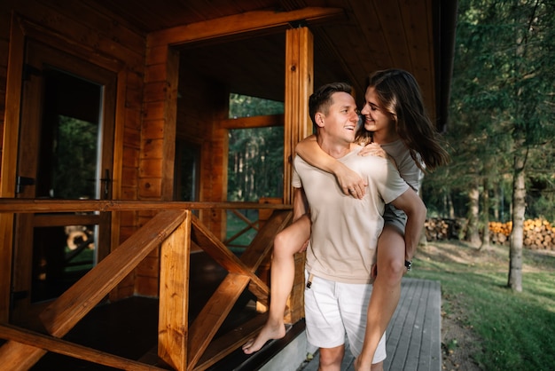 Foto una pareja enamorada de la naturaleza. el hombre sostiene a la niña boca arriba.