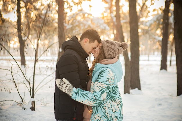 Una pareja enamorada en la nieve.