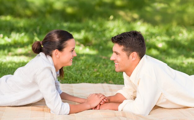 Pareja enamorada en el parque