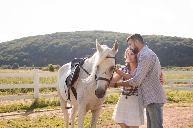 La pareja enamorada pasando tiempo juntos en un rancho