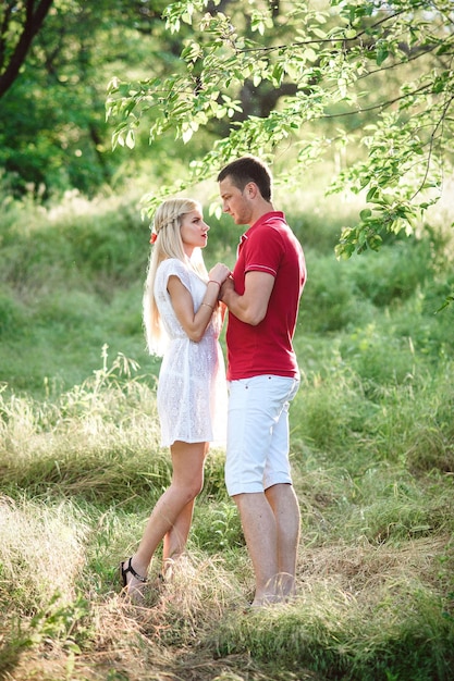 Pareja enamorada en un picnic en un parque con hierba verde