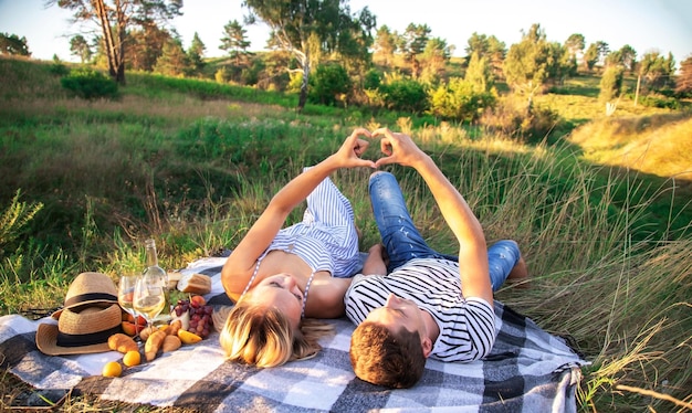 Pareja enamorada en un picnic en el parque. Naturaleza. enfoque selectivo