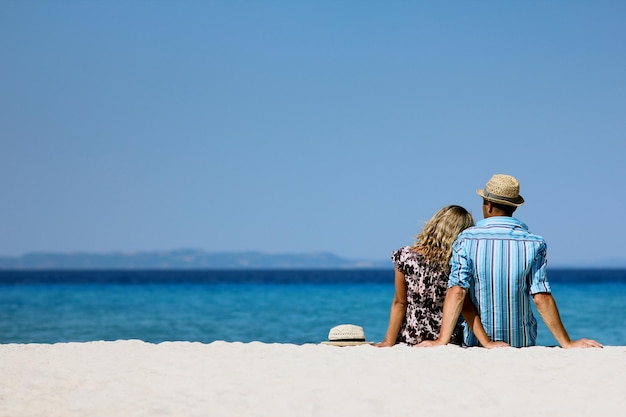 pareja enamorada en la playa en verano