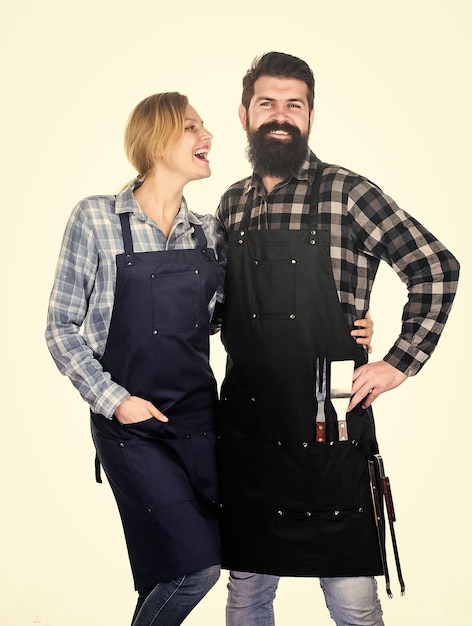 Pareja enamorada preparándose para barbacoa Picnic y barbacoa Hombre barbudo chico y chica listos para barbacoa fondo blanco Fiesta de barbacoa en el patio trasero Familia cocinando comida a la parrilla Cocinar juntos