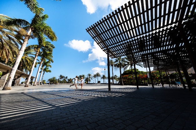 Una pareja enamorada recorre una plaza en San Sebastián de la Gomera, Islas Canarias, España