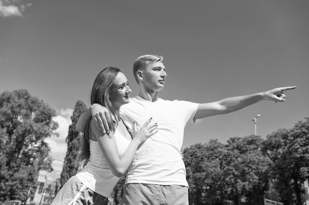 Pareja enamorada relajarse después del entrenamiento Deporte y fitness Hombre y mujer soleado al aire libre en el cielo azul Actividad de verano y energía Entrenador y salud