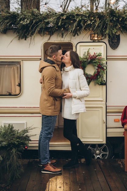 Pareja enamorada en un remolque