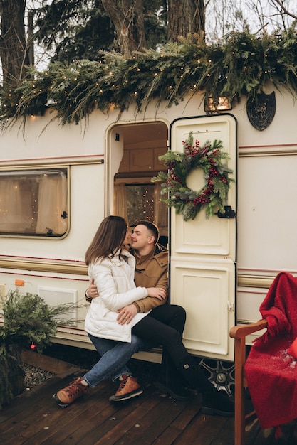 Pareja enamorada en un remolque