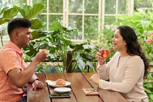 Pareja enamorada sentada en la mesa del café