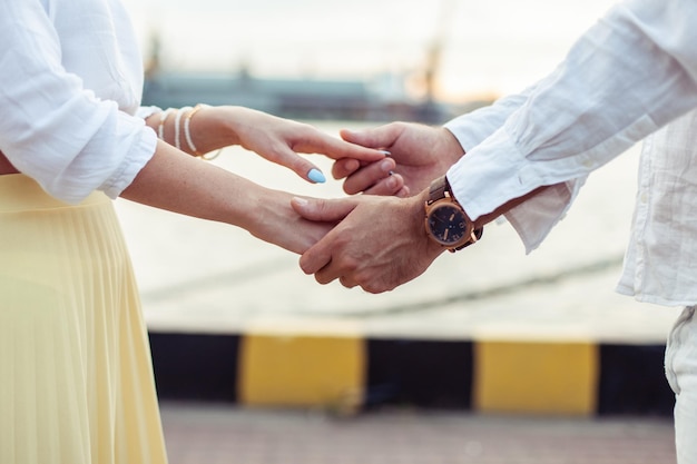 Una pareja enamorada tomándose de la mano Un concepto romántico