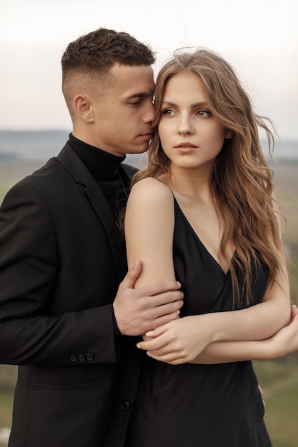 pareja enamorada con traje y vestido negro