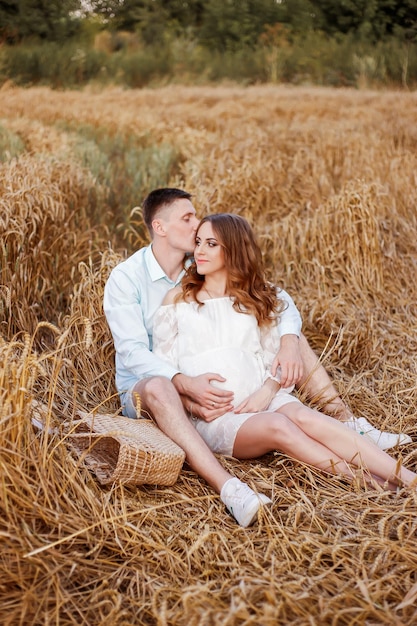 Una pareja enamorada en Ucrania se sienta en un campo de trigo y sueña con ganar una guerra con Rusia