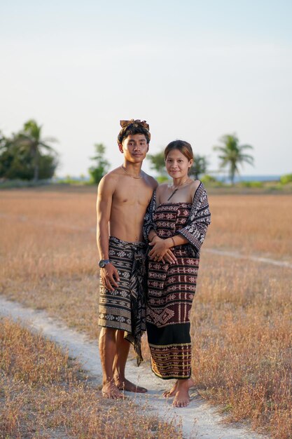 pareja enamorada vistiendo ropas tradicionales de la isla sabu indonesia