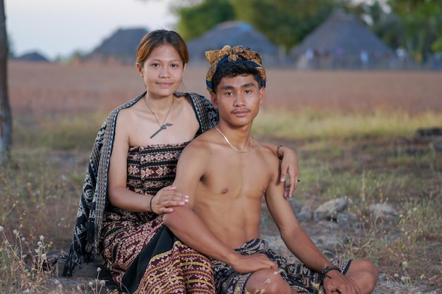 pareja enamorada vistiendo ropas tradicionales de la isla sabu indonesia