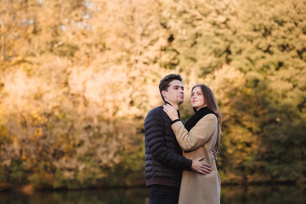 Pareja, enamorado, abrazar, aire libre