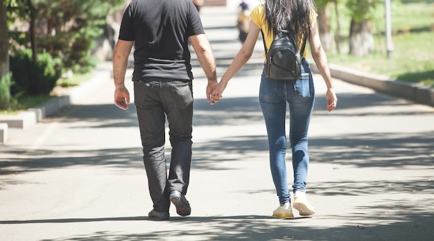 Pareja, enamorado, ambulante, en el estacionamiento