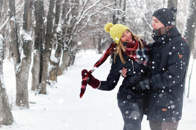 Pareja, enamorado, calle, invierno, nieve