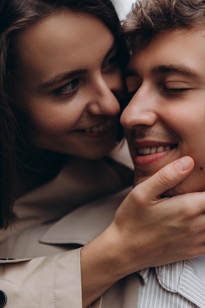 pareja, enamorado, hombre, proceso de llevar, niña, en, el suyo, espalda, en, calle, sonriente, macho, con, hermoso, mujer joven