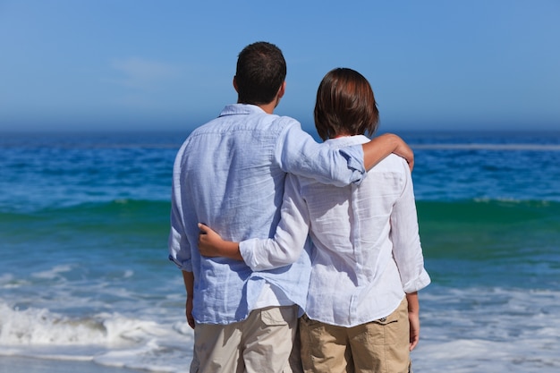 Pareja enamorado mirando el mar