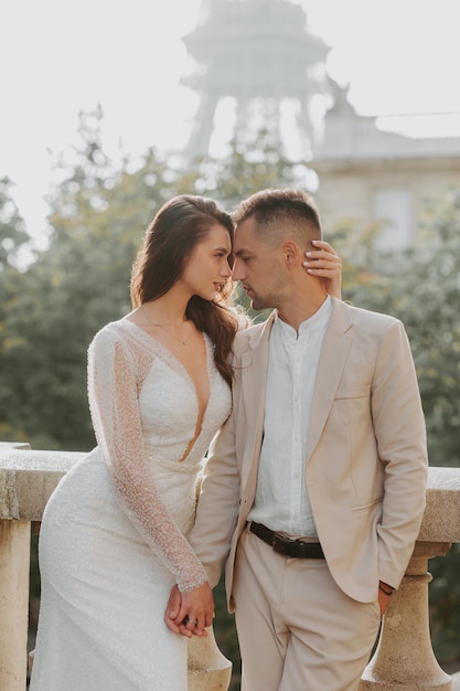 pareja, enamorado, mujer, en, vestido blanco, y, hombre, en, camisa