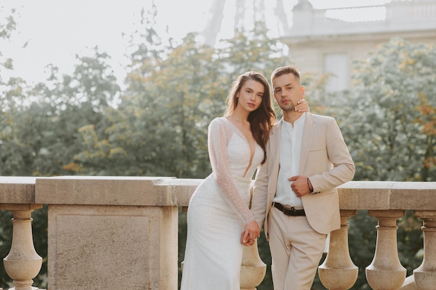 pareja, enamorado, mujer, en, vestido blanco, y, hombre, en, camisa