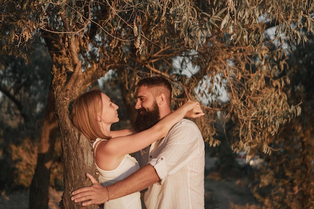 Pareja de enamorados abraza a hombre y mujer sonriendo el día de San Valentín