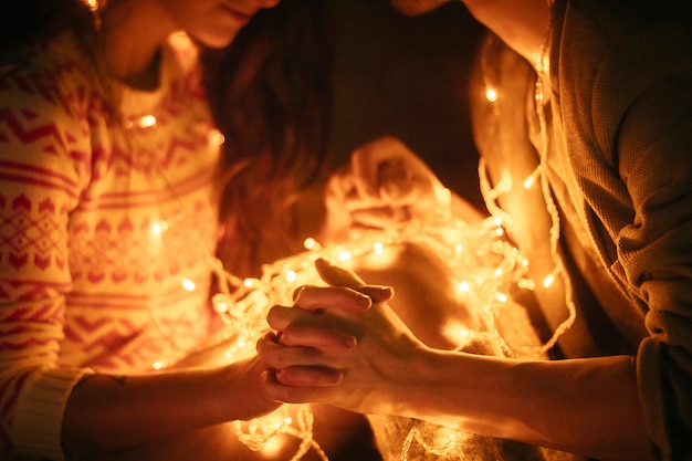 Foto pareja de enamorados abrazándose por la noche, abrazar la luz.