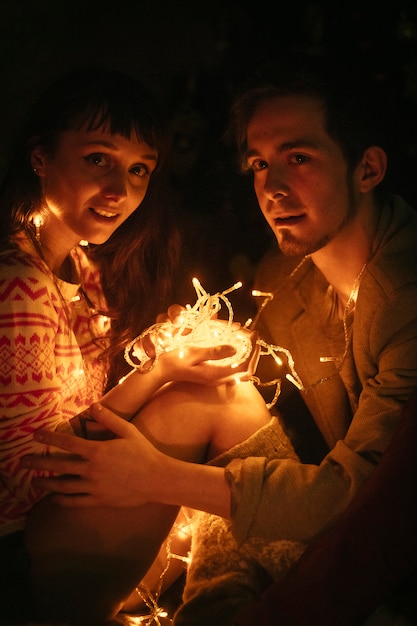 Pareja de enamorados abrazándose por la noche. Abrazo amoroso