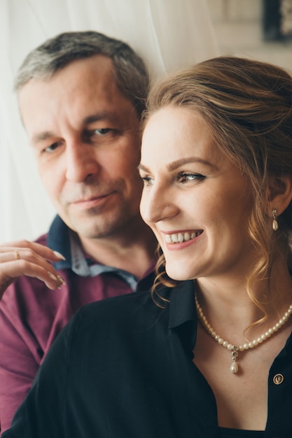 Pareja de enamorados abrazos sobre fondo blanco