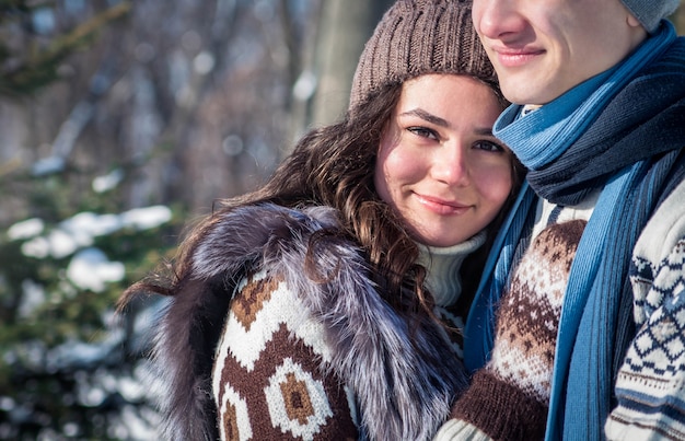 Pareja de enamorados abrazos en Winter Park