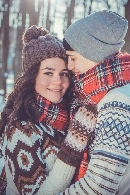 Pareja de enamorados abrazos en Winter Park