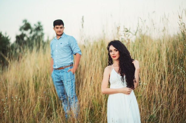 Pareja de enamorados al aire libre en un campo