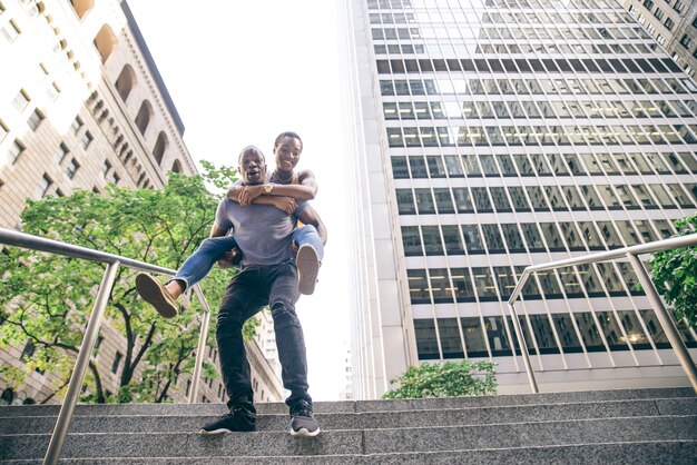 Pareja de enamorados al aire libre