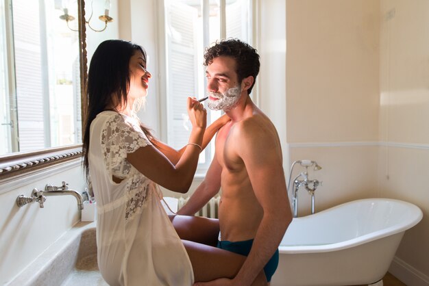 Pareja de enamorados en el baño