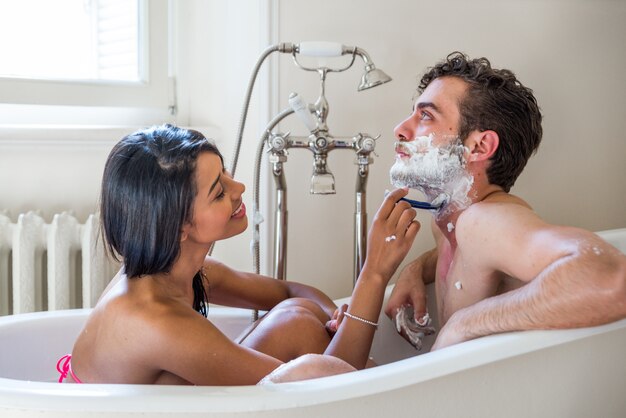 Pareja de enamorados en el baño