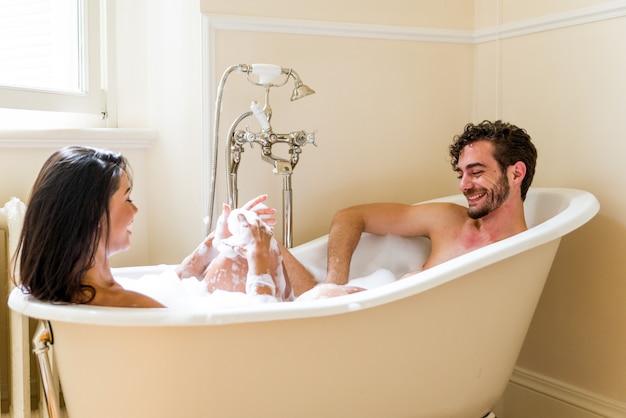 Pareja de enamorados en el baño