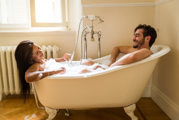 Pareja de enamorados en el baño