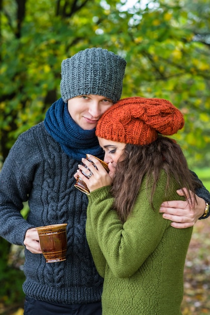 Pareja de enamorados bebe café