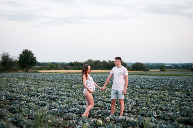 Una pareja de enamorados busca un bebé en un repollo Frase graciosa Bañador rosa