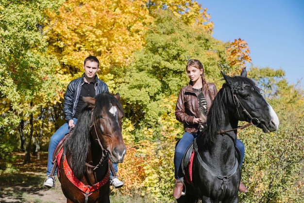 Pareja de enamorados a caballo