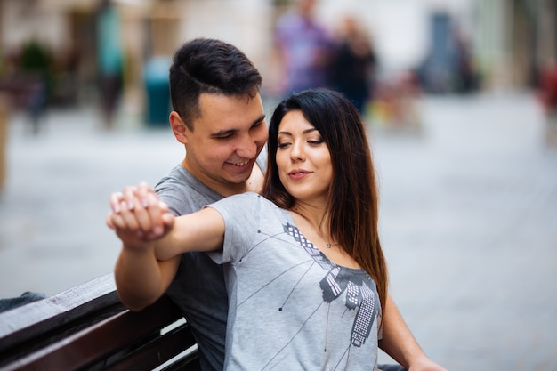 Una pareja de enamorados camina lentamente por las calles de la ciudad en una fresca mañana de otoño.