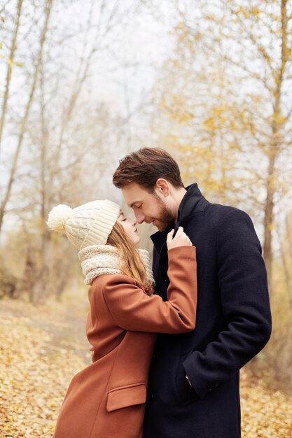 Pareja de enamorados caminando en el parque de otoño, clima fresco de otoño