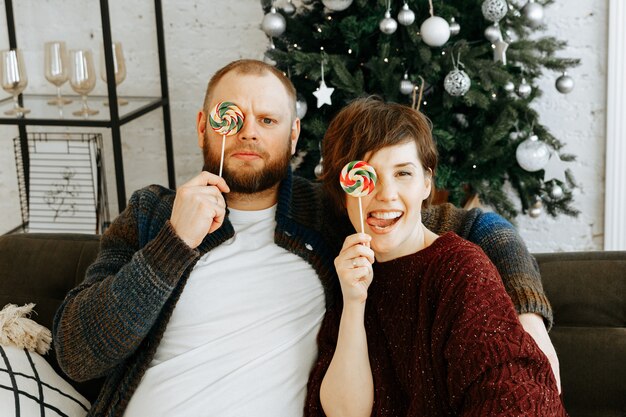 pareja de enamorados en casa en Navidad