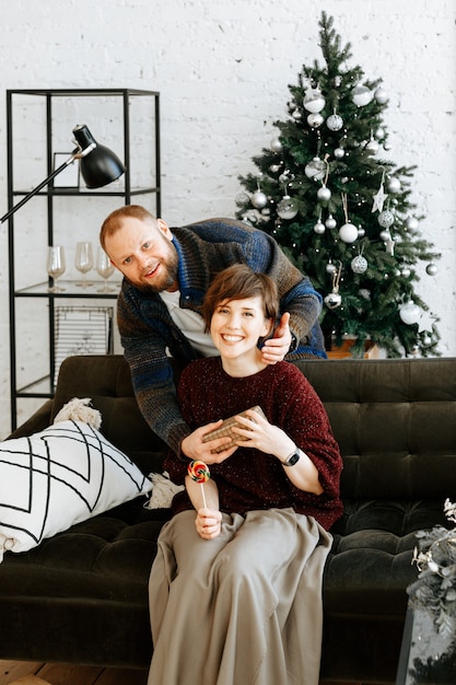 pareja de enamorados en casa en Navidad