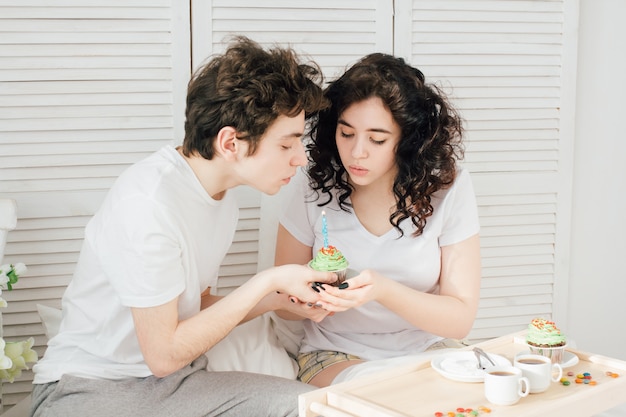 Foto pareja de enamorados celebra las vacaciones en la cama