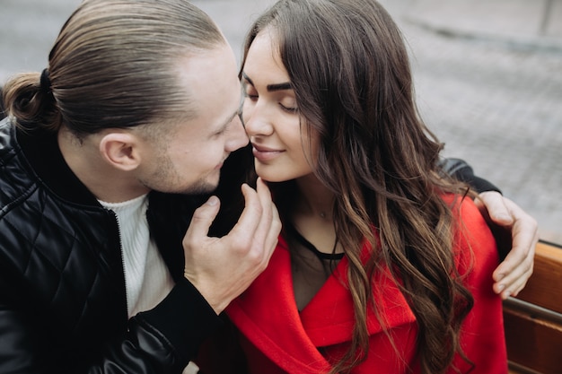 Una pareja de enamorados en una cita romántica en el día de otoño