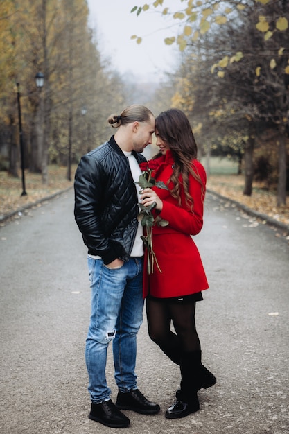 Una pareja de enamorados en una cita romántica en el parque de otoño