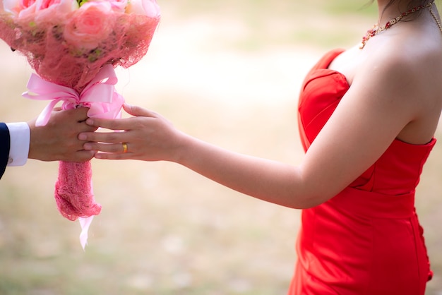 Pareja de enamorados cogidos de la mano juntos al aire libre